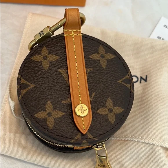 Louis Vuitton Monogram Round Case - Picture 3 of 13